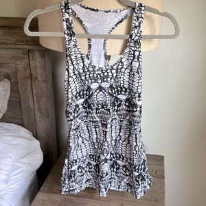 Lululemon geometric tank —6